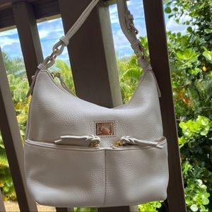 EUC Dooney & Bourke Dillen Cream Medium Pocket Sac